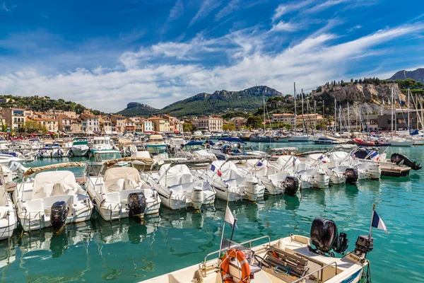 Båtar och byggnader i staden centrerar-Cassis, Frankrike — Stockfoto