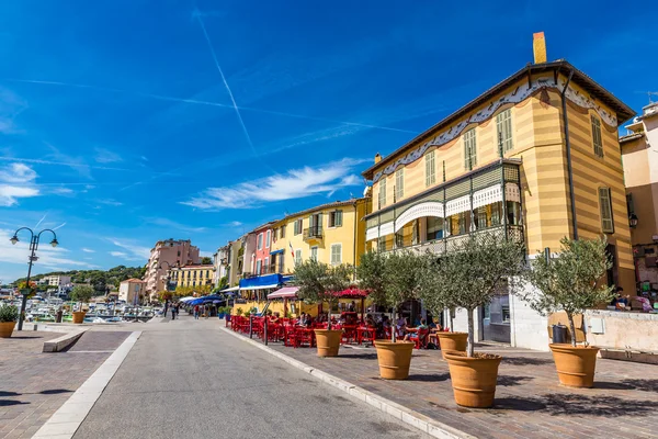 Promenade principal no centro da cidade de Cassis, França — Fotografia de Stock