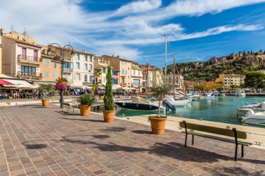 Binalar ve tekne içinde şehir merkezi-Cassis, Fransa