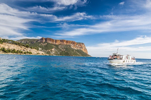 Cap Canaille och båt på havet - Cassis, France — Stockfoto