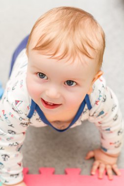 Dört ayak üzerinde sürünerek sevimli küçük Boy gülümseyerek