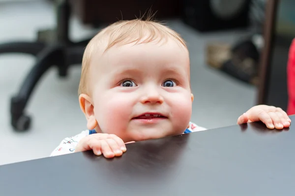 Retrato de adorable niño sonriente — Foto de Stock