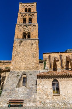 Kilisenin çan kulesi-Moustiers Sainte Marie, Fransa