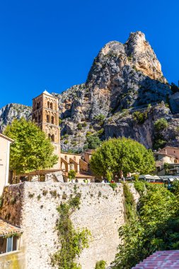 Cliff arkasında-Moustiers St Marie ile Parish Kilisesi