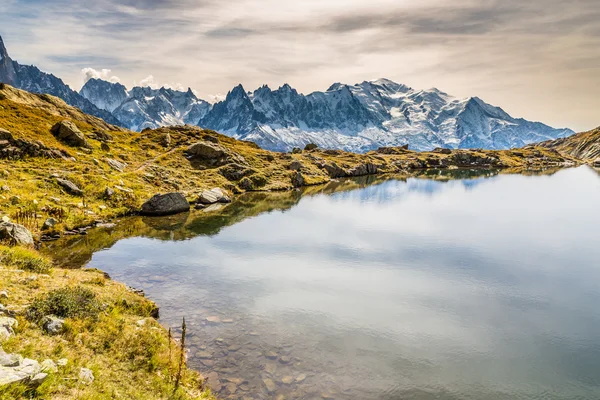 Lago de Cheserys y cordillera-Francia — Foto de Stock