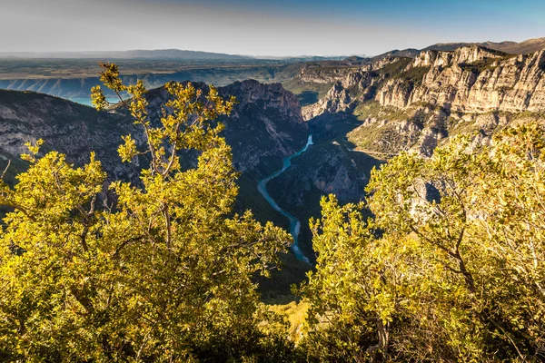 三峡杜韦尔东峡谷之间两个悬崖-，法国 — 图库照片