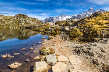 Lac des Cheserys ve dağ silsilesi - Fransa