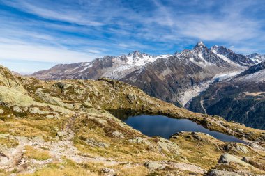 Lac des Cheserys ve dağ silsilesi - Fransa