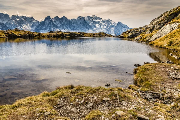 Lago de Cheserys y cordillera-Francia — Foto de Stock