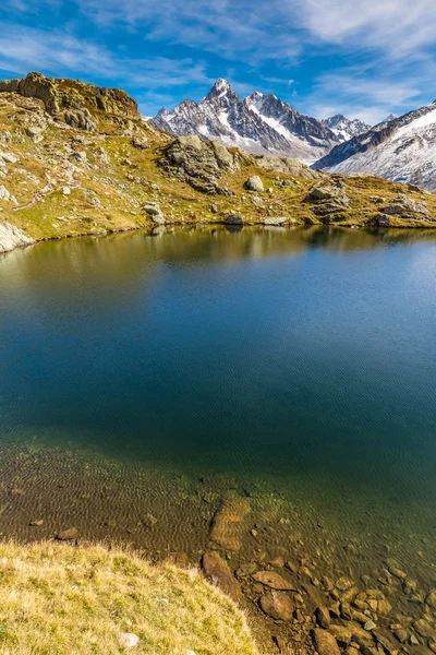 Lac des Cheserys en en bergketen - Frankrijk — Stockfoto