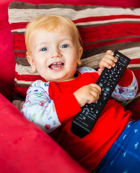 Sonriente niño sosteniendo control remoto — Foto de Stock