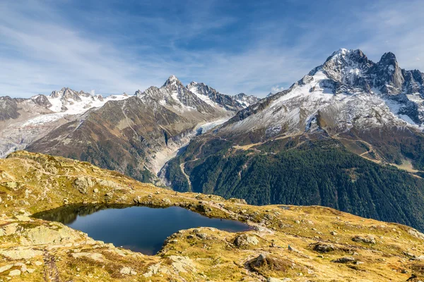 Lac des Cheserys en bergketen - Frankrijk — Stockfoto