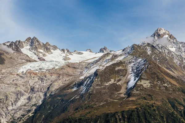 Cordillera de los Alpes durante el día de verano - Francia — Foto de Stock