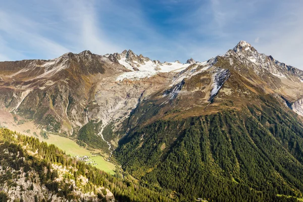 Alpen bergketen tijdens zomerdag - Frankrijk — Stockfoto