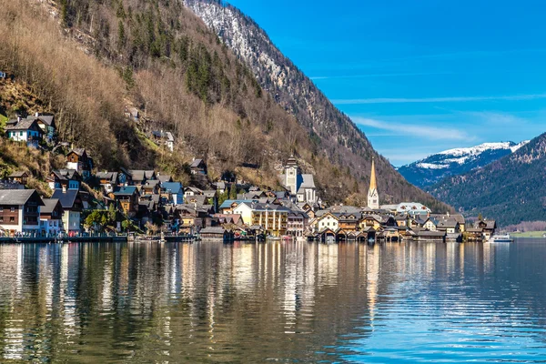 Hallstatt falu és a tó az Alpok-Ausztria, Európa — Stock Fotó