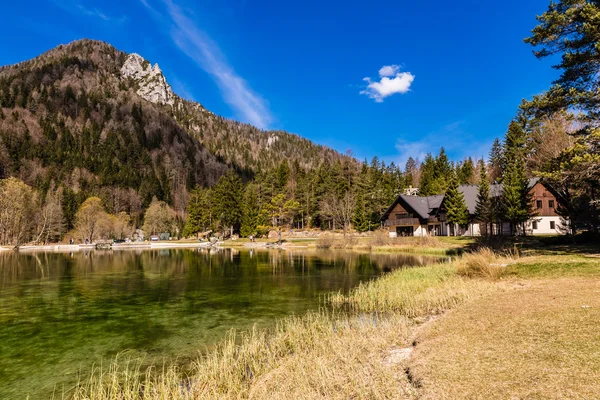 Orilla del lago Jasna-Kranjska Gora, Eslovenia — Foto de Stock