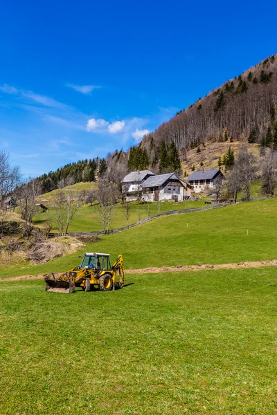 Paesaggio rurale con campo, foresta, fienile e trattore — Foto Stock