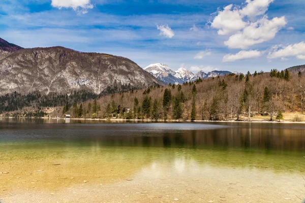 Bohinjsjön med Mountain Range-Slovenien, Europa — Stockfoto