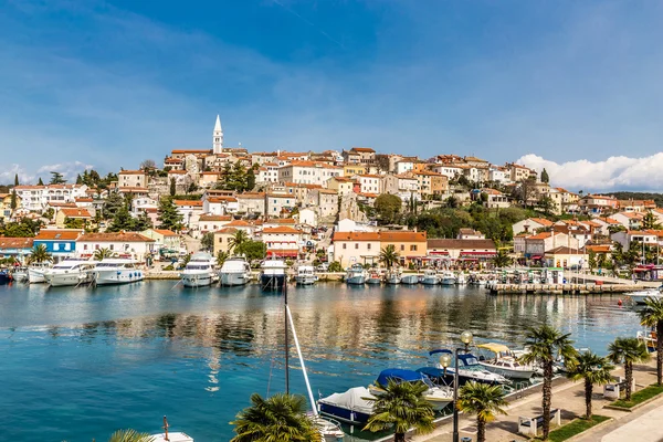 Vrsar dorpje met kerk toren-Istrië, Kroatië — Stockfoto