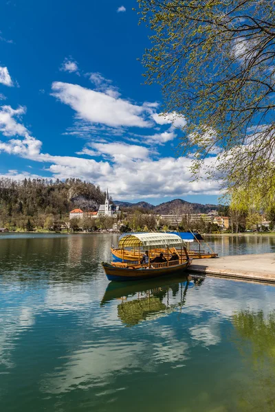 Barco em Bled Lake, St.Martin Church-Bled, Eslovénia — Fotografia de Stock