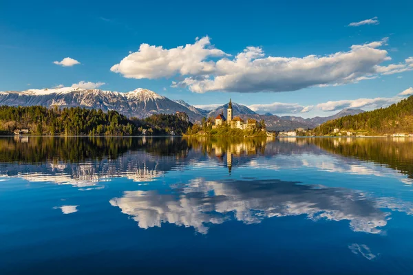 Bled tó, sziget, templom, vár, hegyi-Szlovénia — Stock Fotó