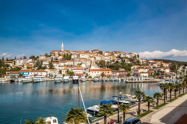 Vrsar Dorf mit Kirchturm-istria, Kroatien — Stockfoto