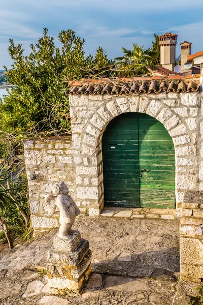 Piccola statua dell'Angelo e del Vrsar della Porta Verde, Istria — Foto Stock