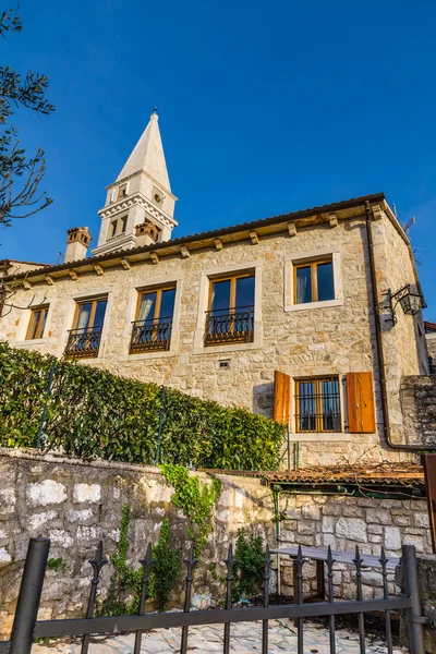 Toren van de parochie kerk van Sint-Maarten-Vrsar, Kroatië — Stockfoto