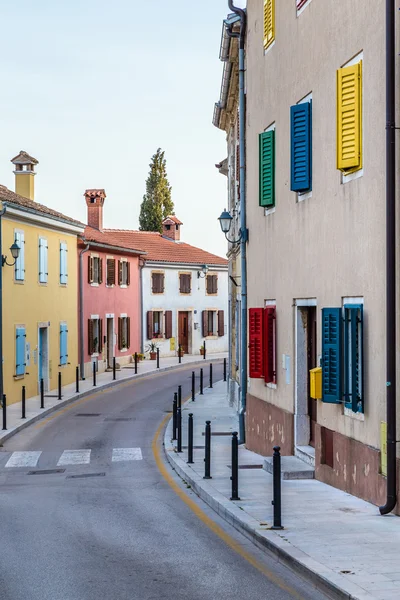 Edifícios coloridos em ruas de Vrsar - Croácia — Fotografia de Stock