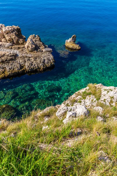 Βραχώδης θαλάσσια ακτή που λαμβάνονται από πάνω - Rovinj, Κροατία — Φωτογραφία Αρχείου