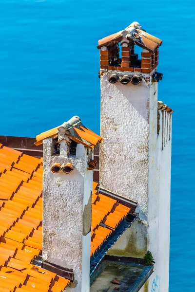 Dak gemaakt van rode tegels en schoorstenen-Rovinj, Kroatië — Stockfoto