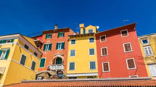 Prédios com fachada colorida e obturador-Croácia — Fotografia de Stock
