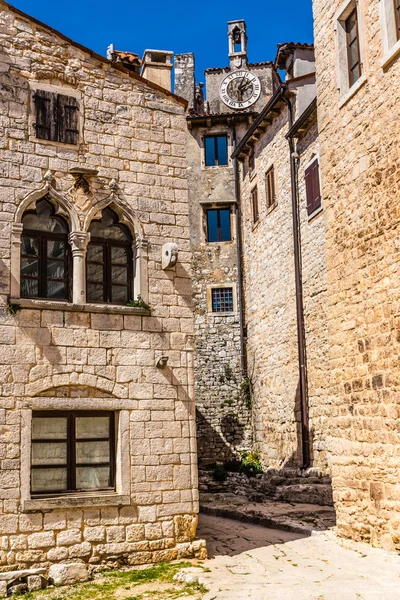 Uhrturm in der Nähe von soardo-bembo castle-bale, Kroatien — Stockfoto