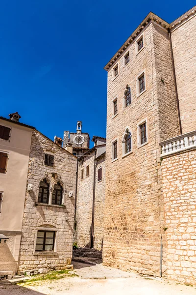 Klokkentoren in de buurt van Soardo-Bembo kasteel-Bale, Kroatië — Stockfoto