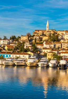 Vrsar bağlantı noktası ve günbatımı-Hırvatistan sırasında Köyü