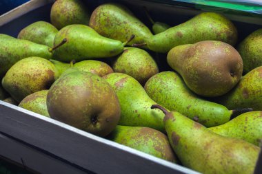 Sebze pazarındaki yelkenlide taze armut konferansı. Yüksek kalite fotoğraf