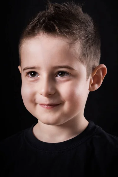 Portret van vrolijke vrolijke mooie kleine jongen, studio shot — Stockfoto