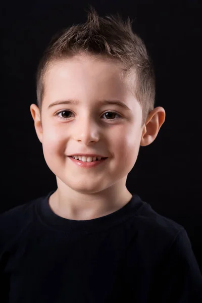 Porträtt av glad glad glad vacker liten pojke, studio skjuten på svart bakgrund — Stockfoto