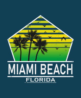 Miami Beach Florida tişörtünde palmiye ağacı izi var. Tişört tasarımı, grafikler, pul, etiket, tipografi.