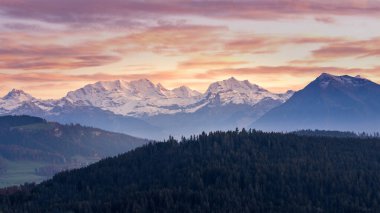 Dağların manzarasında muhteşem bir günbatımı. Dramatik bir gökyüzü. Carpathian, Ukrayna, Avrupa.