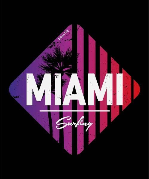 Miami - vector illustratie in vintage grafische stijl voor t-shirt en andere print productie. Handpalmen, golf en zon creatieve logo badge. Zomervakantie concept. Ontwerpelementen — Stockvector
