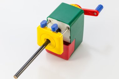 Beyaz adam izole kalem ile döner kalemtıraş