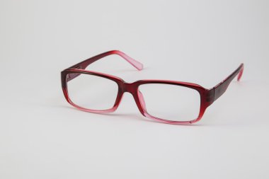 Beyaz arkaplanda gözlük