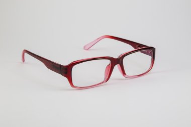 Beyaz arkaplanda gözlük