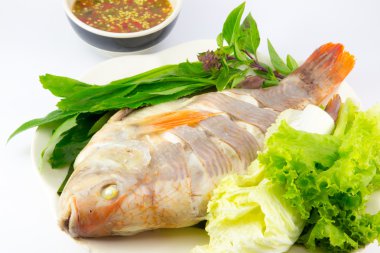 Sebze ve sos beyaz arka plan üzerinde balık buğulama