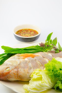 Sebze ve sos beyaz arka plan üzerinde balık buğulama