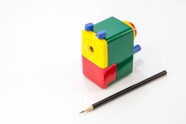Drehbleistiftspitzer mit Bleistift isoliert auf weißem Hintergrund — Stockfoto