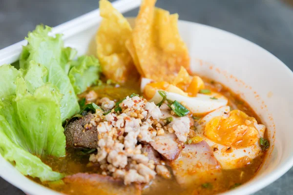 Sopa de fideos tailandeses en un tazón probar sopa de fideos picante . —  Fotos de Stock