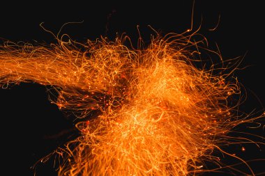 Balkon arka planında yangın kıvılcımları