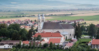 Arka planda Hargita Dağları olan kilise ve manastır. Csiksomlyo Katolik Kilisesi